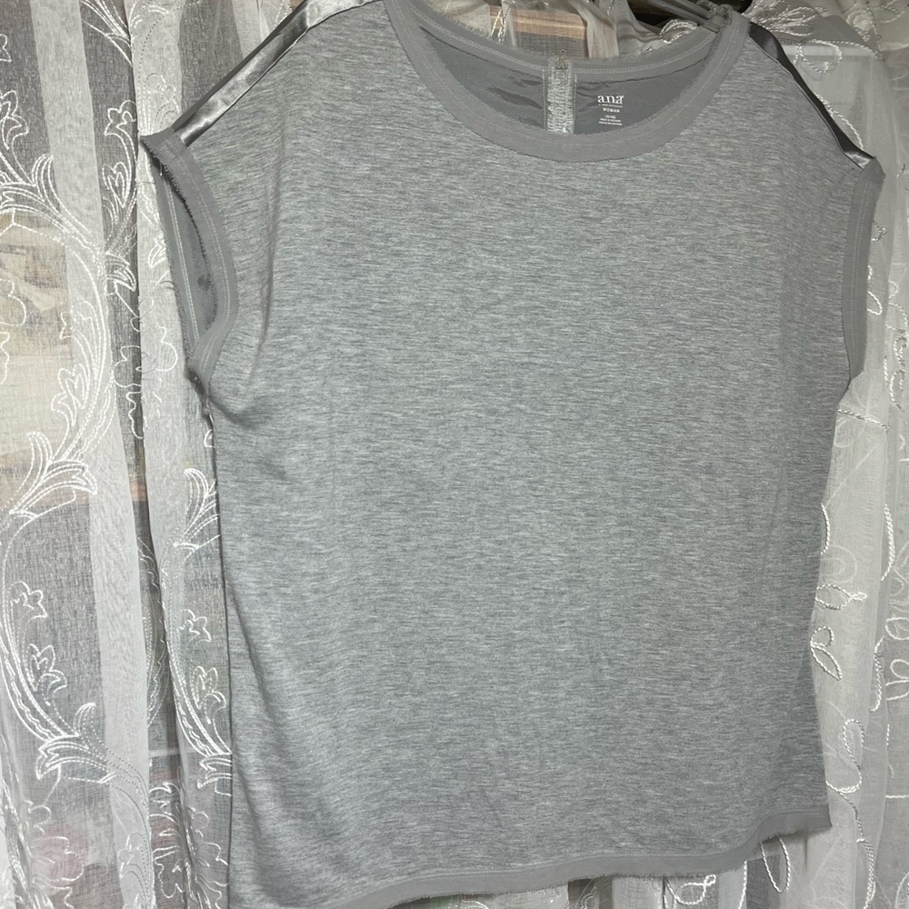 Very stylish gray tee shirt